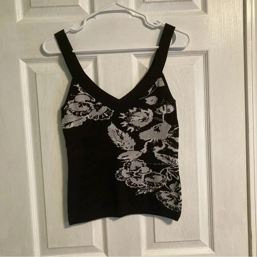 White House Black Market black and white floral sweater vest XS